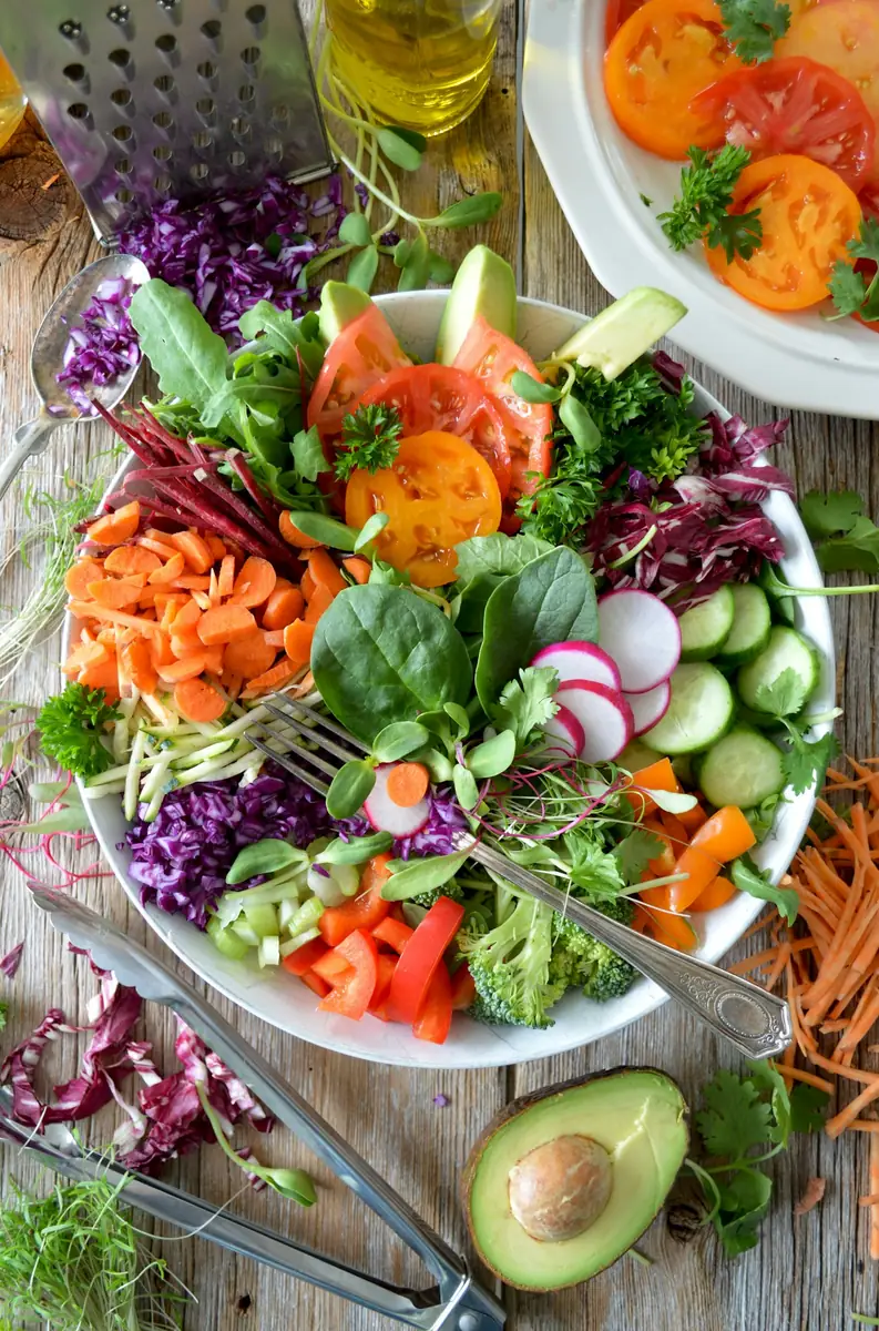 Mesa con frutas, verduras frescas, legumbres y semillas, base de una alimentación equilibrada