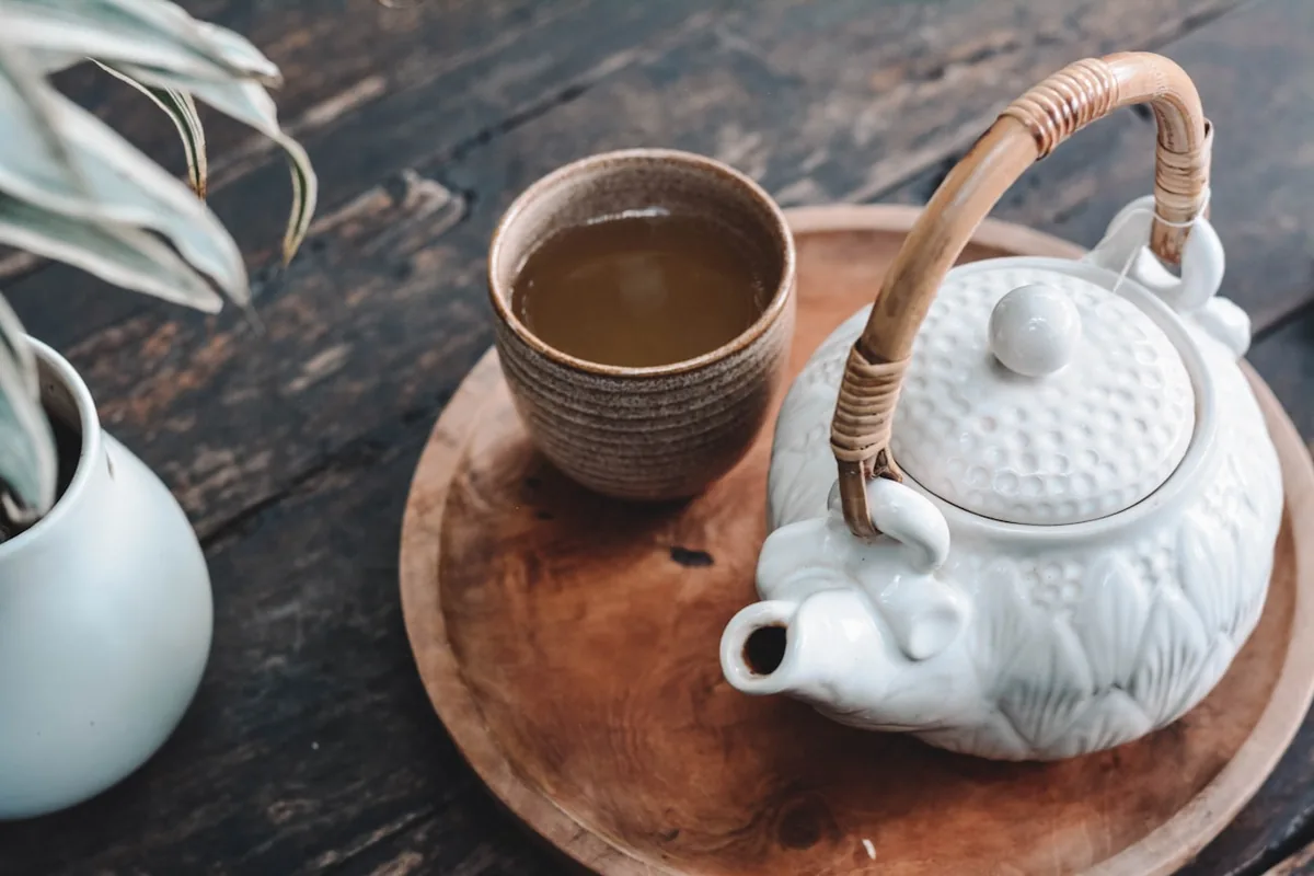 Taza de té caliente sobre la mesa, pausa para la calma y el bienestar mental