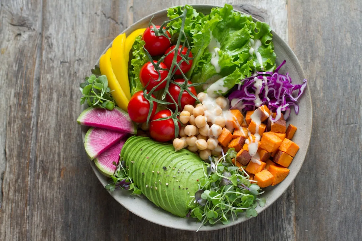 Bol con verduras, granos y semillas, plato saludable y colorido