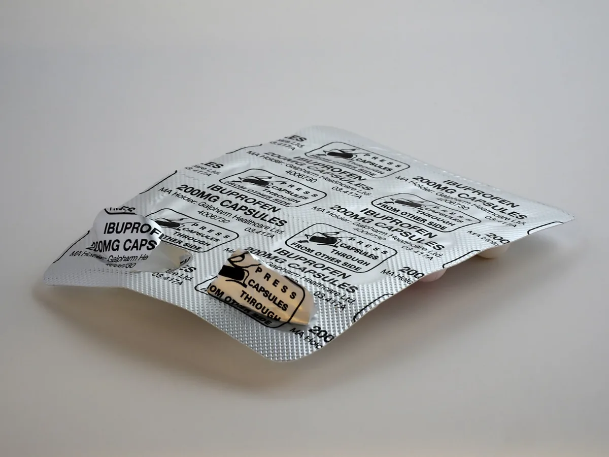 Blíster de comprimidos sobre una superficie clara, analgésicos para el dolor de cabeza