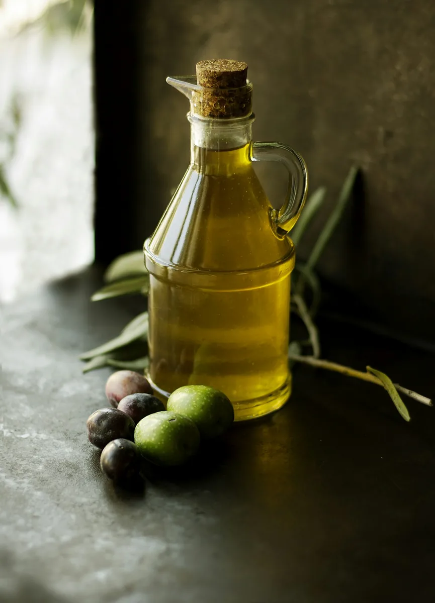 Botellas de aceite de oliva, alimentación cardiosaludable