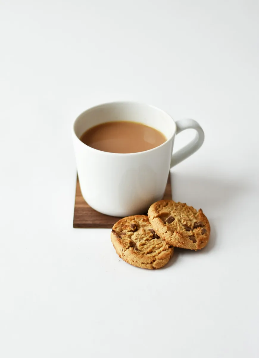 Taza de té caliente sobre la mesa, pausa para relajarse y bajar el estrés