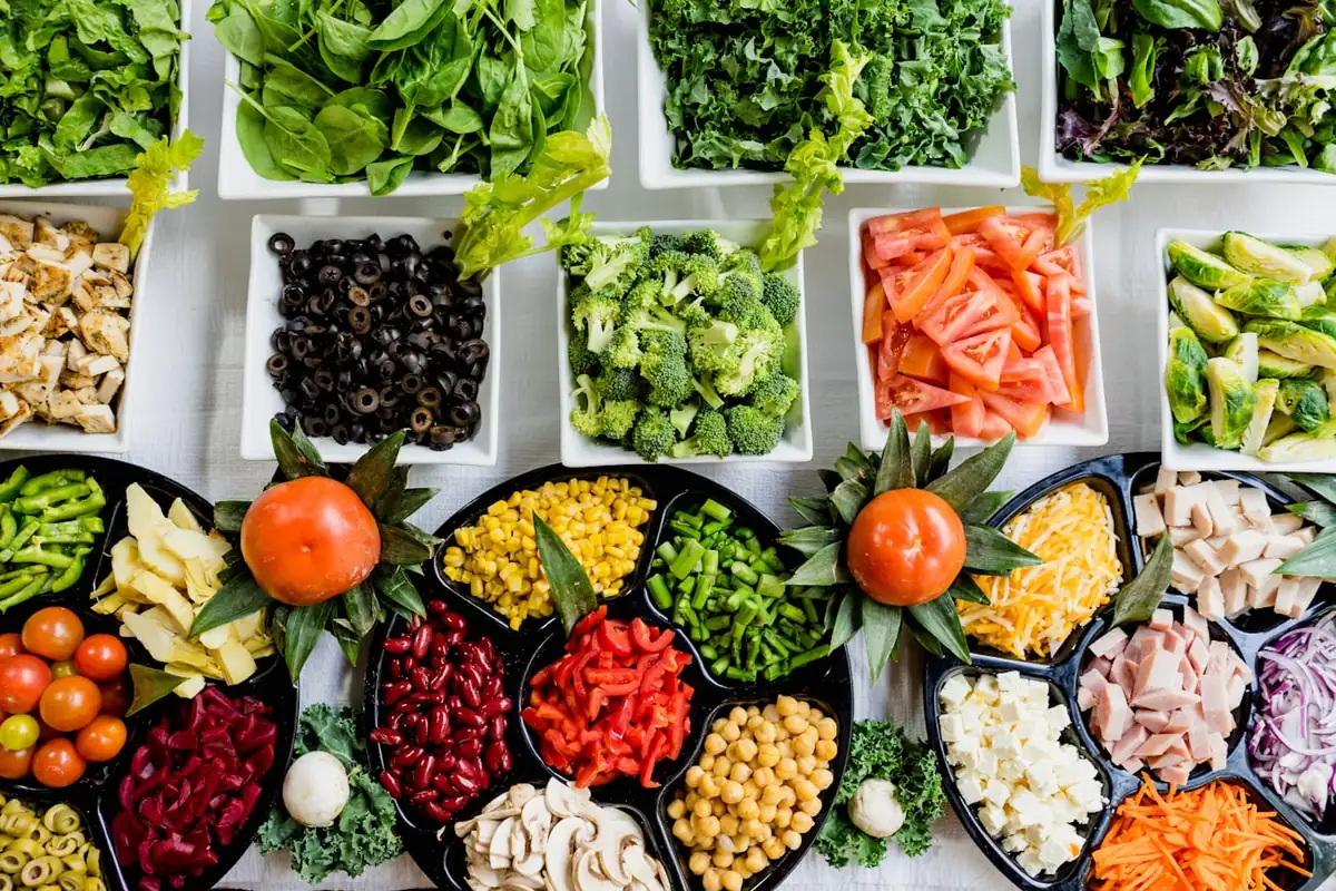 Variedad de verduras, granos y legumbres vistos desde arriba, base de un peso saludable