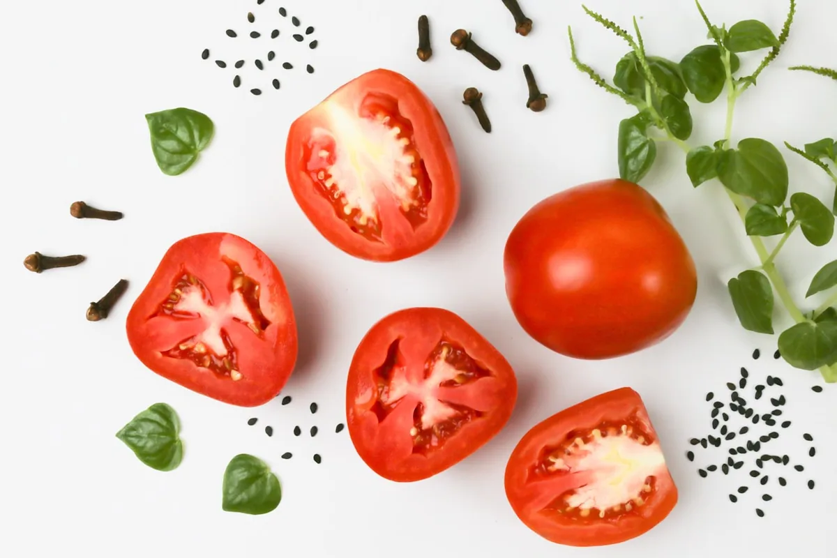 Tomates frescos sobre una mesa, alimentos ricos en vitaminas para el invierno