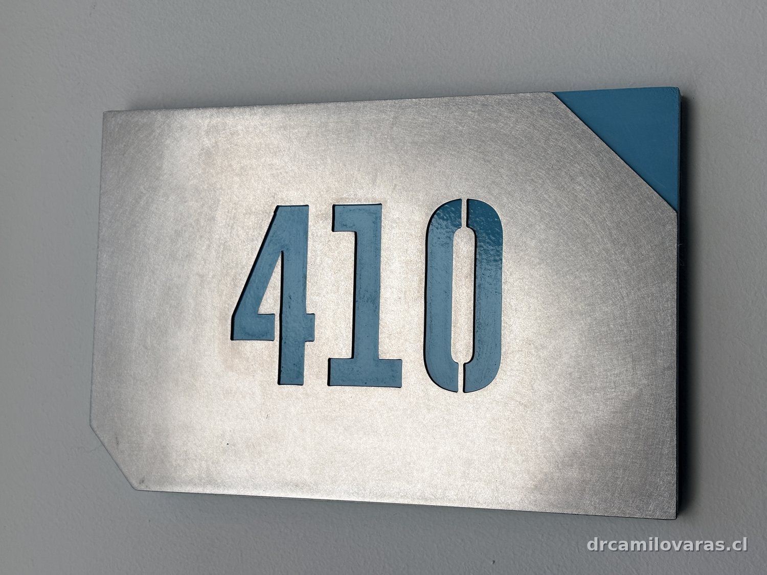 Placa de la oficina 410, Edificio San Luis