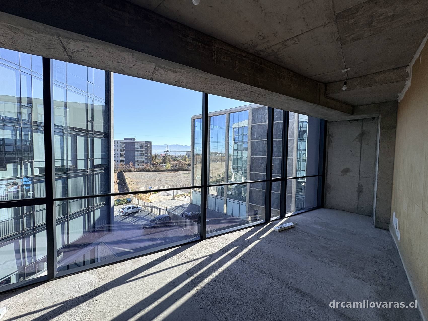 Interior de la oficina con grandes ventanales y vista