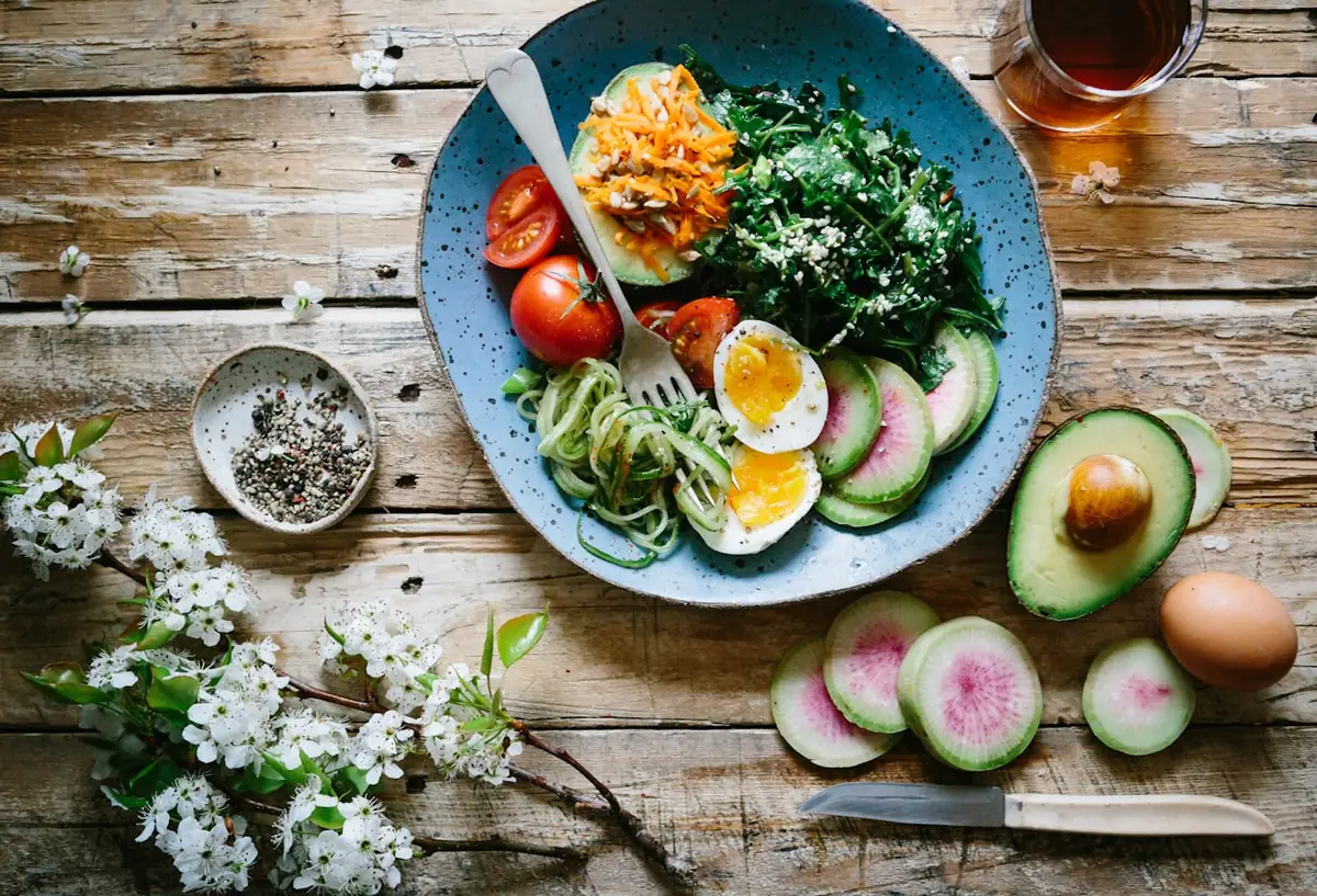 Platos con verduras y alimentos saludables, contenido del blog de salud